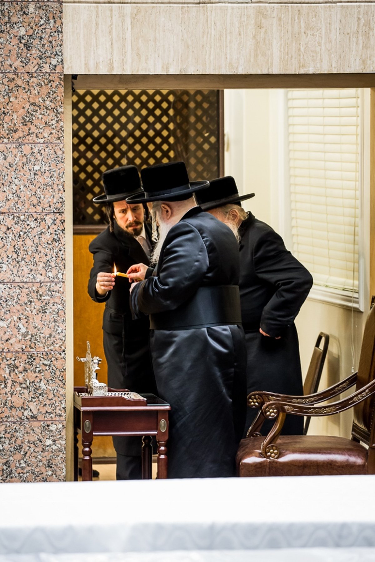 תיעוד ענק: ההדלקה בעשרות חצרות בארה"ב