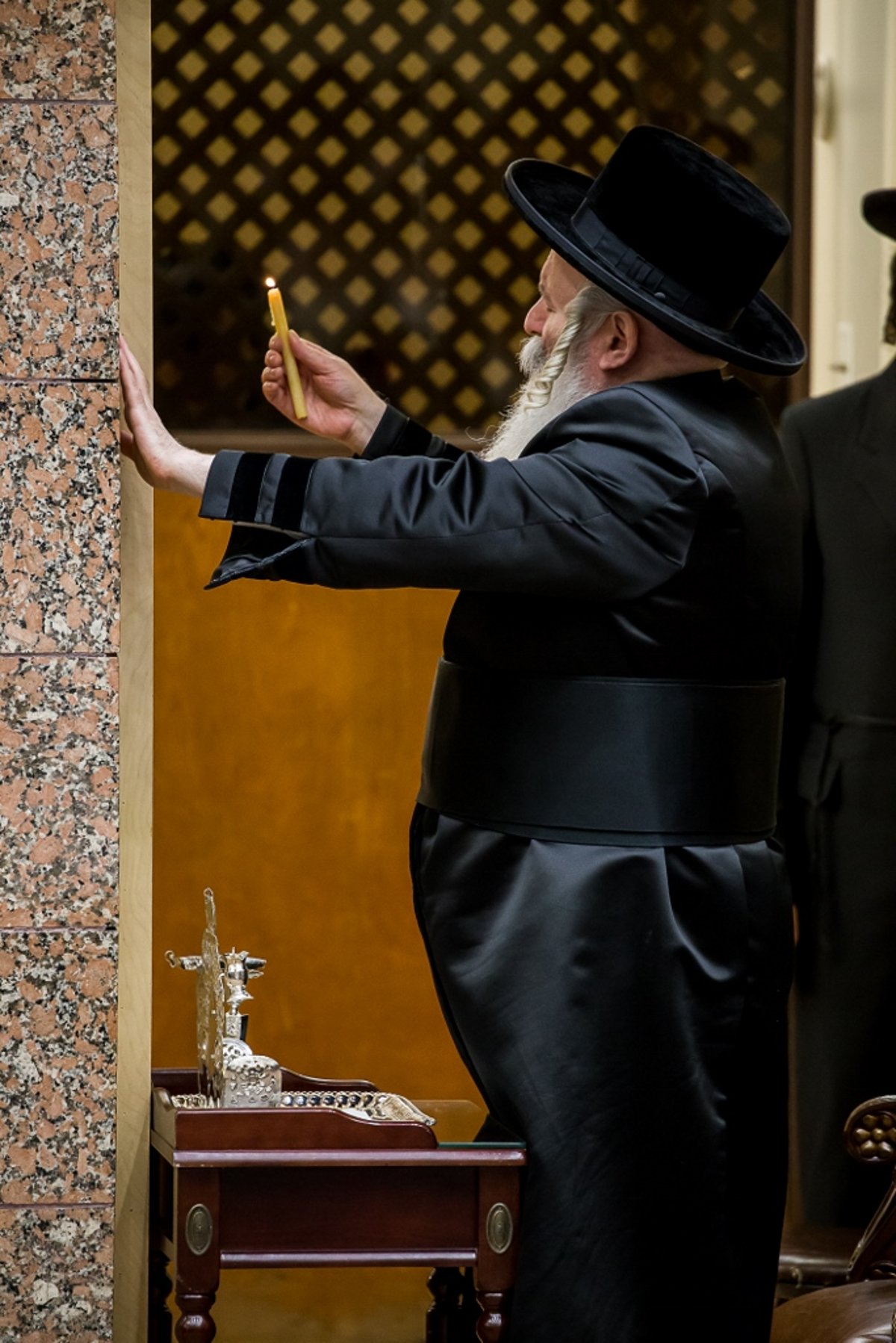 תיעוד ענק: ההדלקה בעשרות חצרות בארה"ב