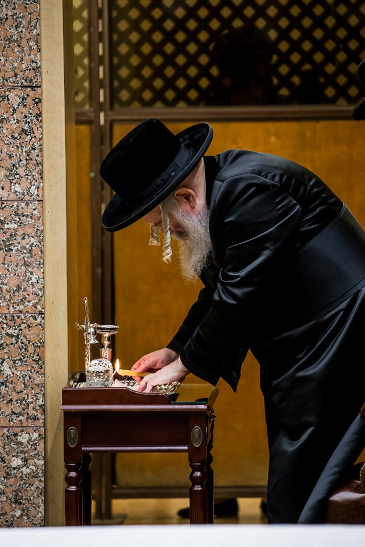 תיעוד ענק: ההדלקה בעשרות חצרות בארה"ב