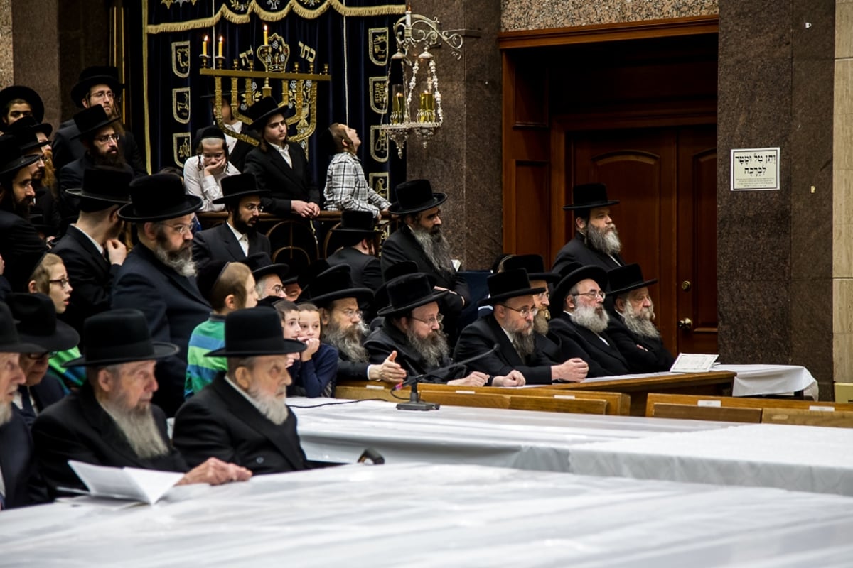 תיעוד ענק: ההדלקה בעשרות חצרות בארה"ב