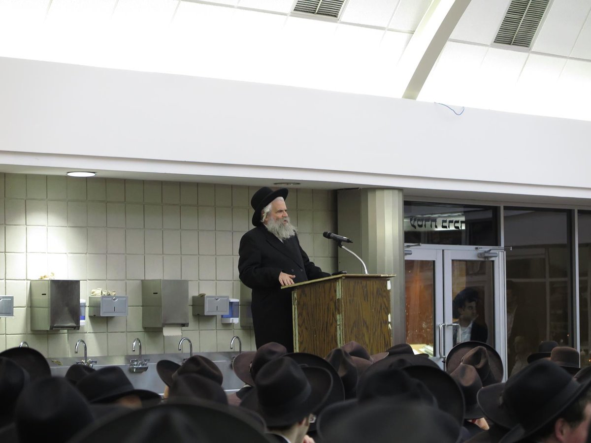 תיעוד ענק: ההדלקה בעשרות חצרות בארה"ב