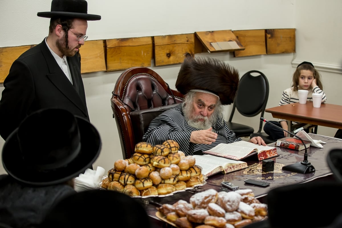 תיעוד ענק: ההדלקה בעשרות חצרות בארה"ב