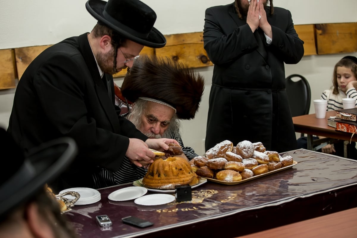 תיעוד ענק: ההדלקה בעשרות חצרות בארה"ב