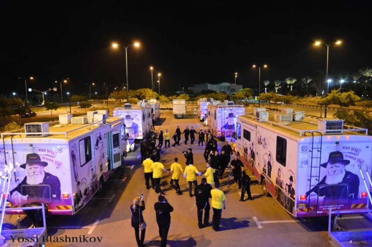 הטנקים של חב"ד כבשו את הכותל המערבי • תמונות