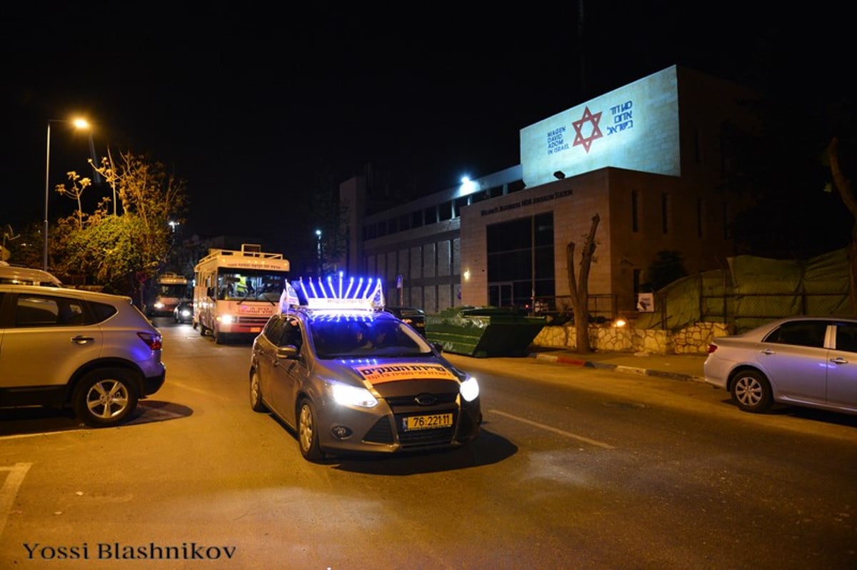 הטנקים של חב"ד כבשו את הכותל המערבי • תמונות