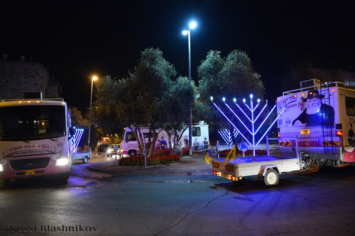 הטנקים של חב"ד כבשו את הכותל המערבי • תמונות