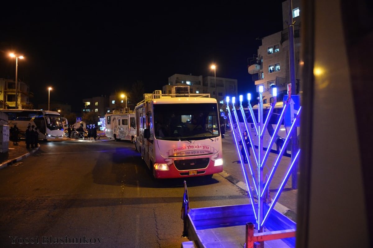 הטנקים של חב"ד כבשו את הכותל המערבי • תמונות