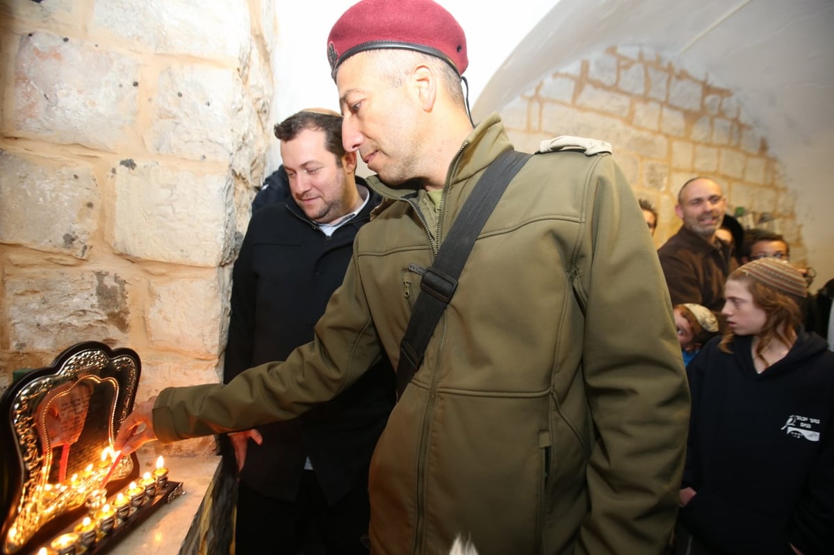 הרב פינטו בקבר יוסף: "בקרוב נראה את דברי אשר התחננתי"