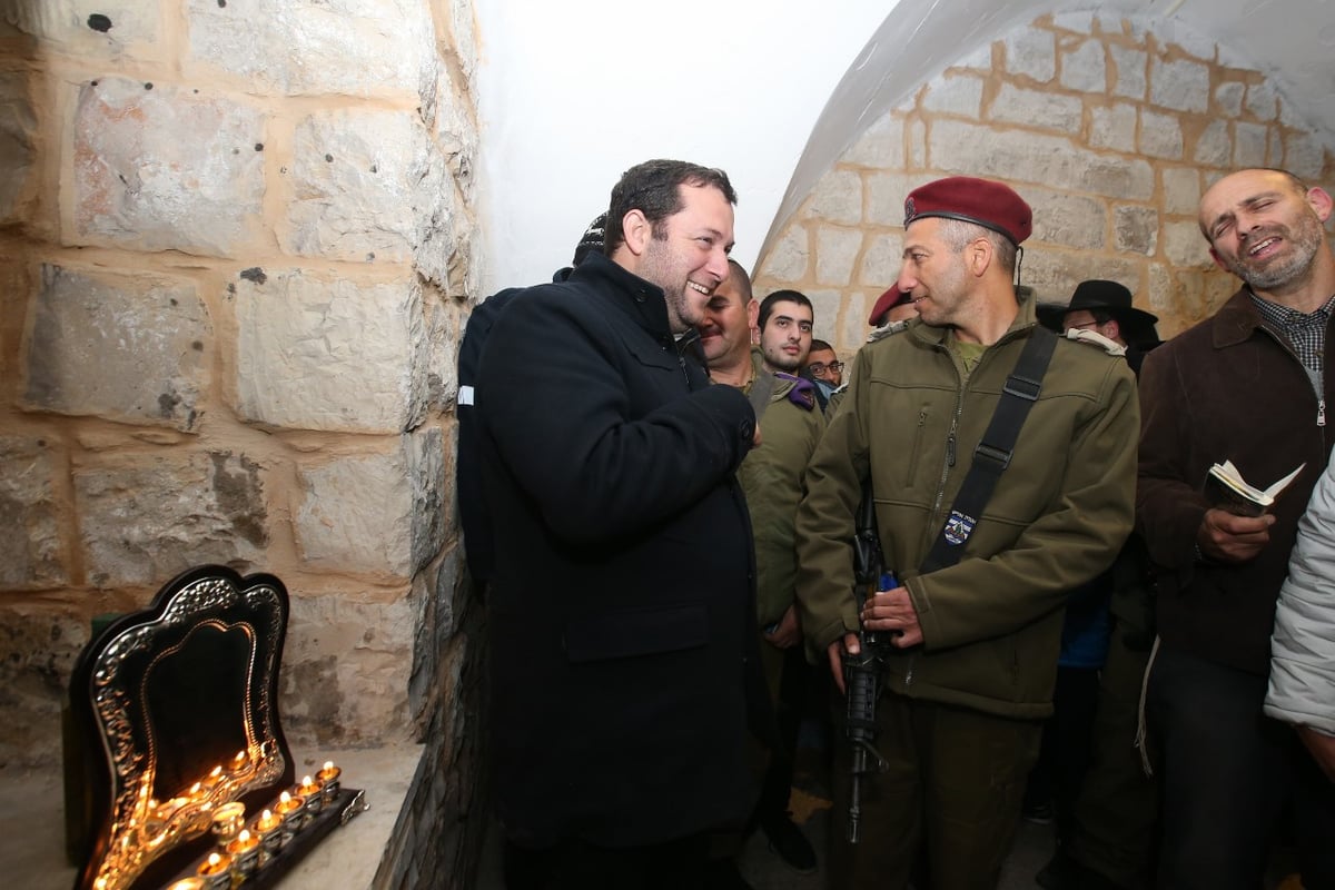 הרב פינטו בקבר יוסף: "בקרוב נראה את דברי אשר התחננתי"