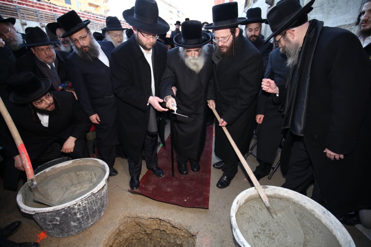 תיעוד מציריך: הרבנים הניחו אבן פינה לחיידר