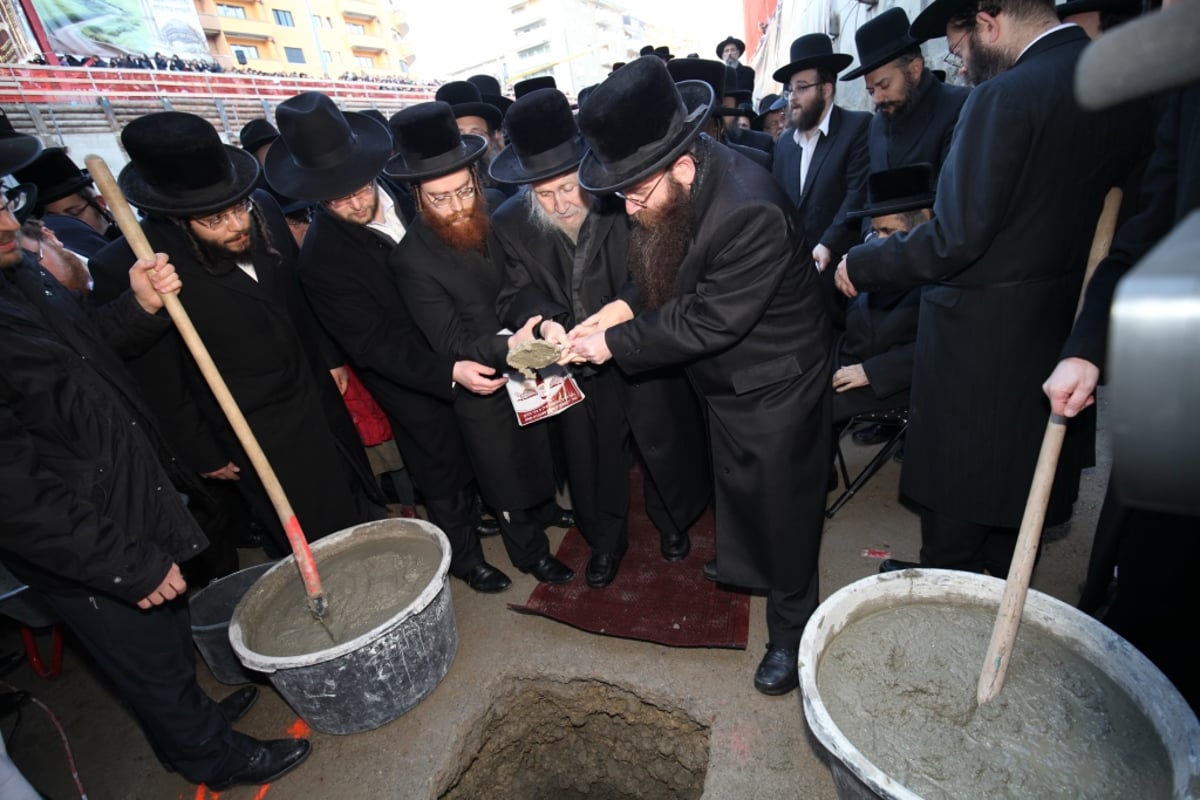 תיעוד מציריך: הרבנים הניחו אבן פינה לחיידר