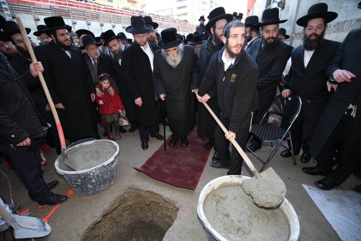 תיעוד מציריך: הרבנים הניחו אבן פינה לחיידר