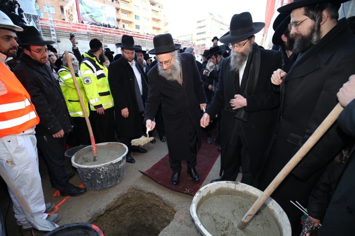 תיעוד מציריך: הרבנים הניחו אבן פינה לחיידר