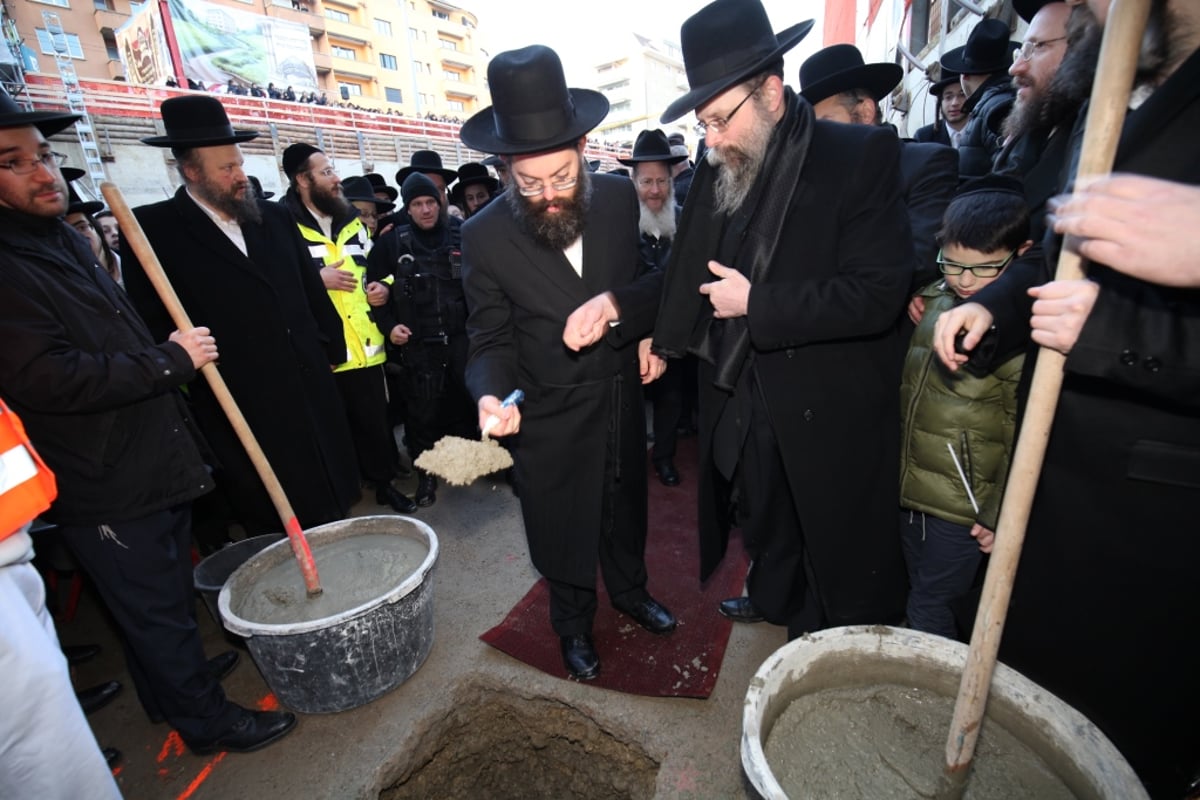 תיעוד מציריך: הרבנים הניחו אבן פינה לחיידר