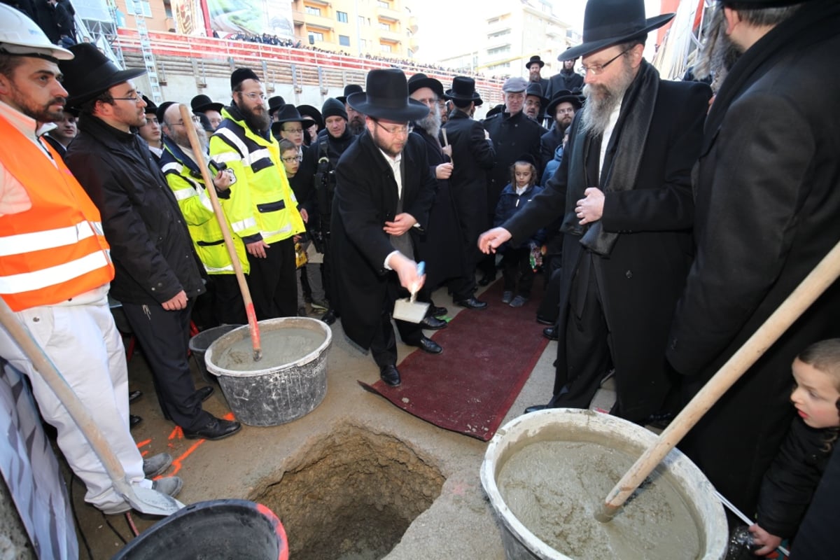 תיעוד מציריך: הרבנים הניחו אבן פינה לחיידר