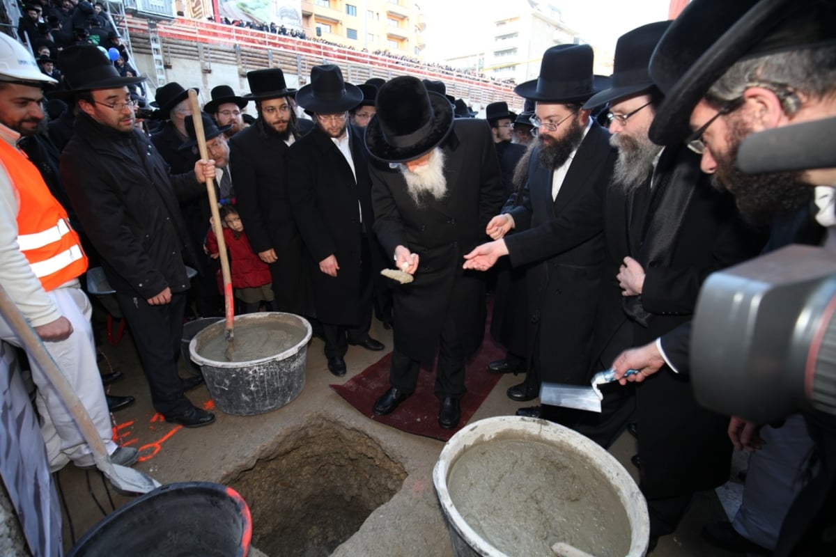 תיעוד מציריך: הרבנים הניחו אבן פינה לחיידר