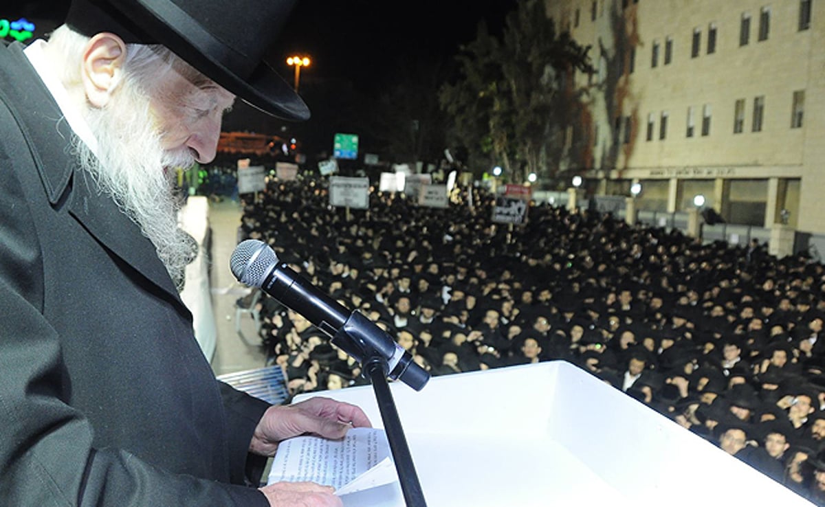 הרב קלמנוביץ בנאומו בהפגנה