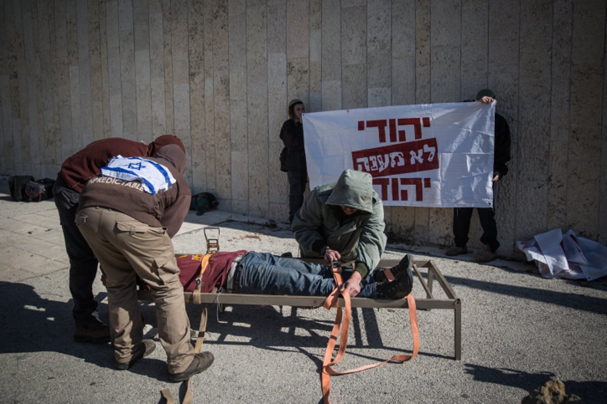 הימין הקיצוני הציג ב"כיכר השבת": "עינויי השב"כ" לנחקרי כפר דומא