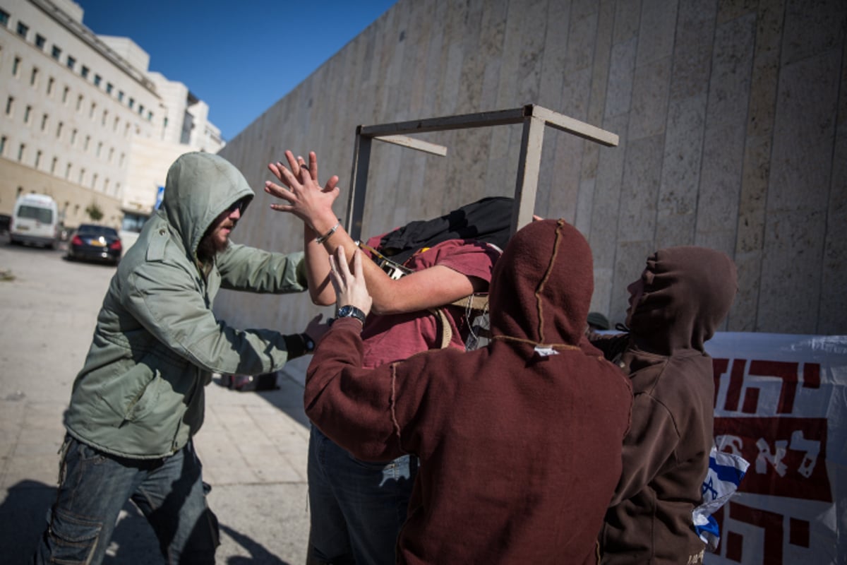 הימין הקיצוני הציג ב"כיכר השבת": "עינויי השב"כ" לנחקרי כפר דומא