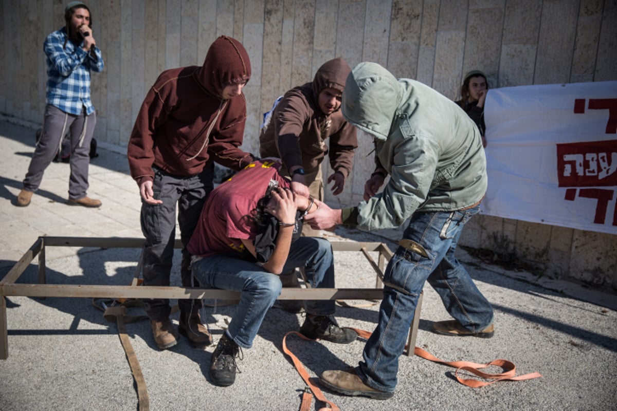 הימין הקיצוני הציג ב"כיכר השבת": "עינויי השב"כ" לנחקרי כפר דומא