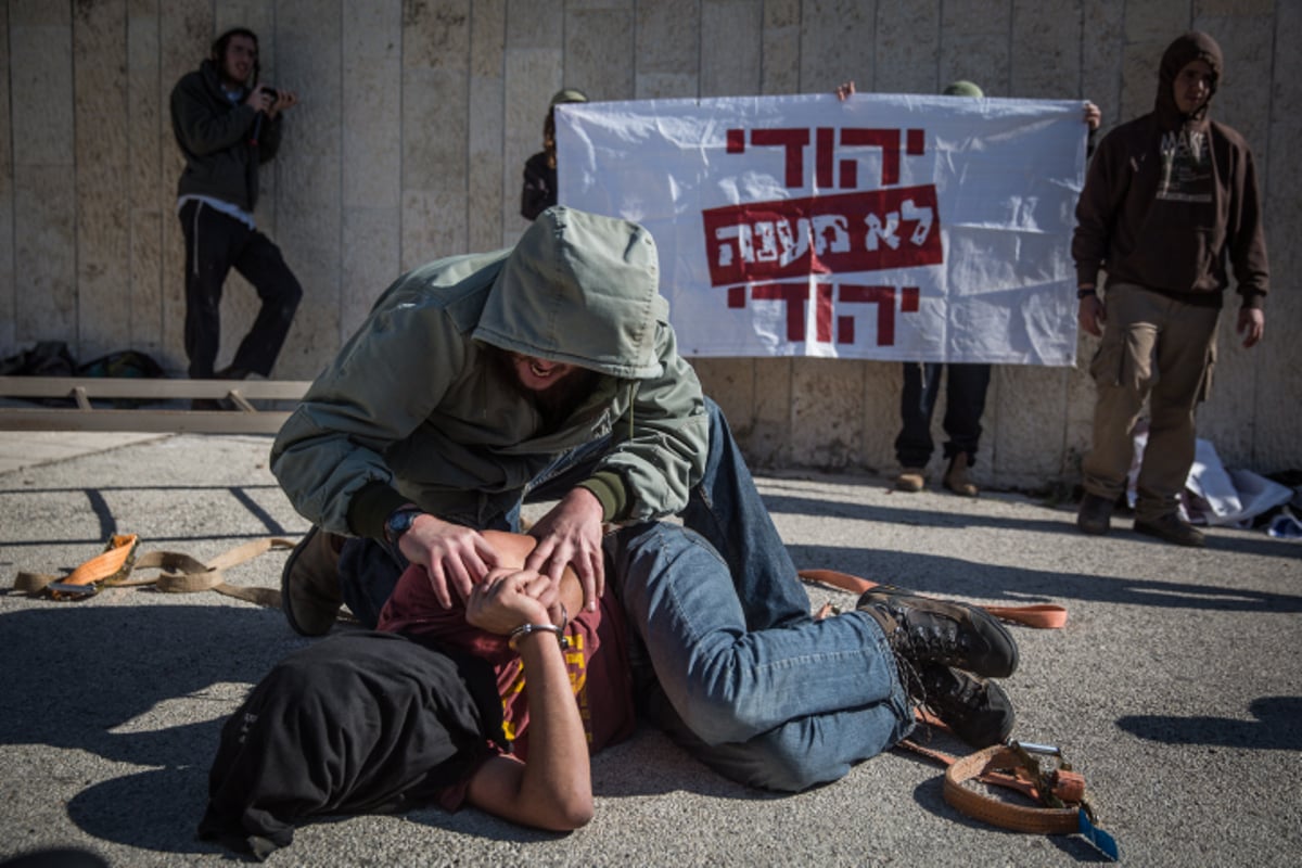 הימין הקיצוני הציג ב"כיכר השבת": "עינויי השב"כ" לנחקרי כפר דומא