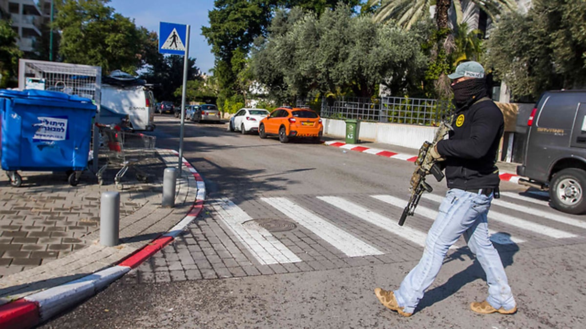 רעולי פנים בנשקים שלופים מחפשים את המחבל • צפו