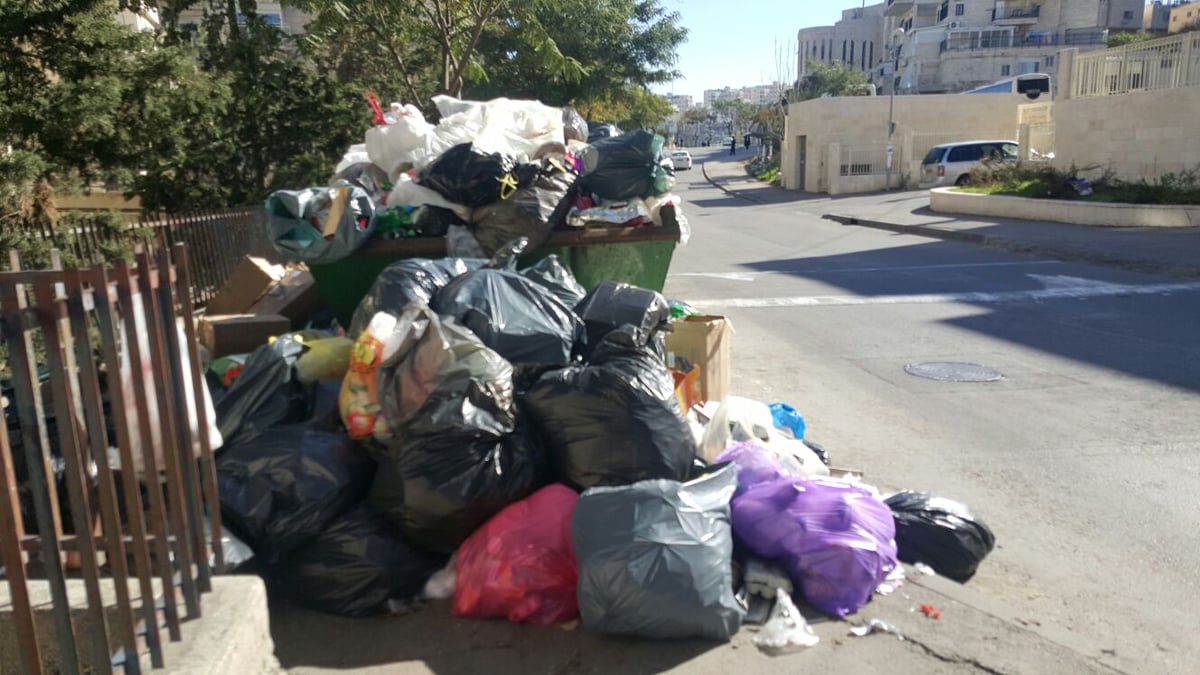 ה'שביתה' נגמרה, הררי הזבל נשארו: "עיריית י-ם מפרה חוק"