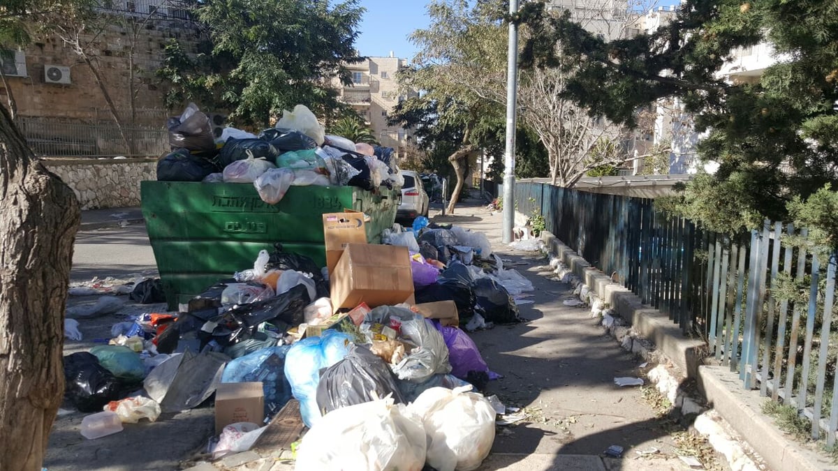 ה'שביתה' נגמרה, הררי הזבל נשארו: "עיריית י-ם מפרה חוק"