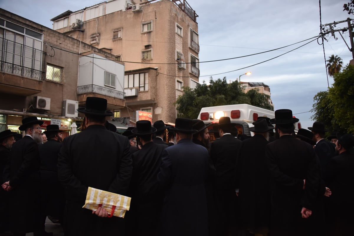 תיעוד: האדמו"ר מזלאטשוב מירר בבכי בהלווית אישתו