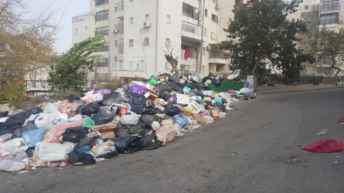 הררי אשפה בשכונת רוממה היום