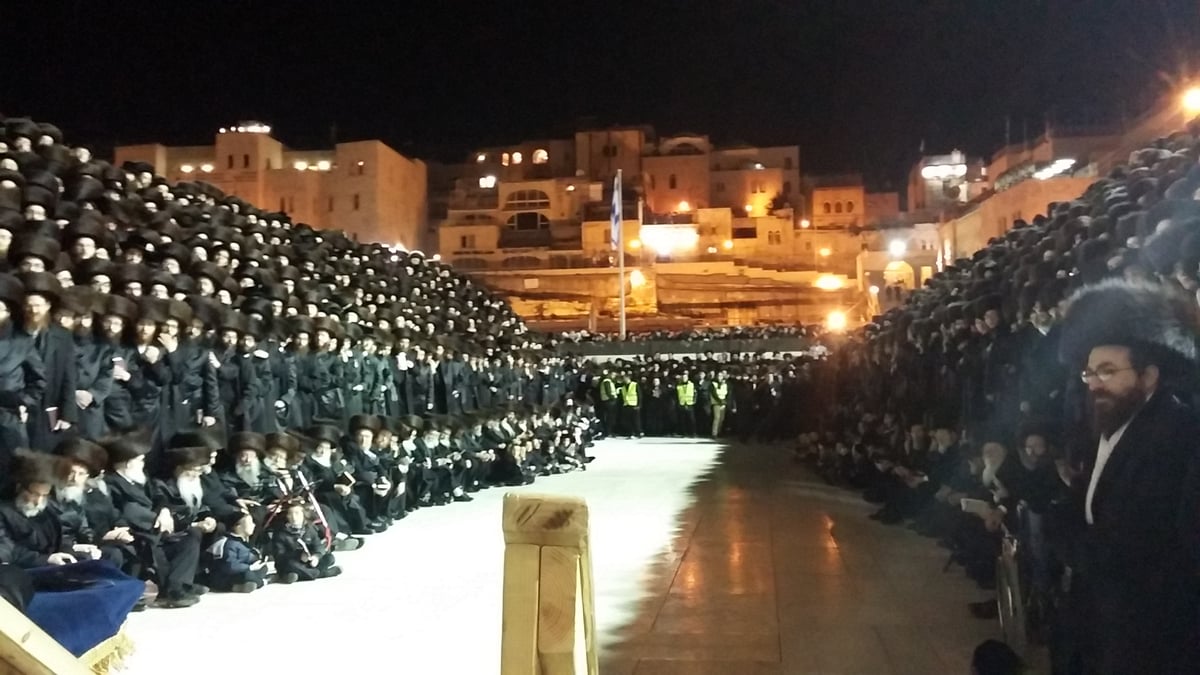 צפו בווידאו: הרבי מסקווירא וחסידיו בכותל המערבי