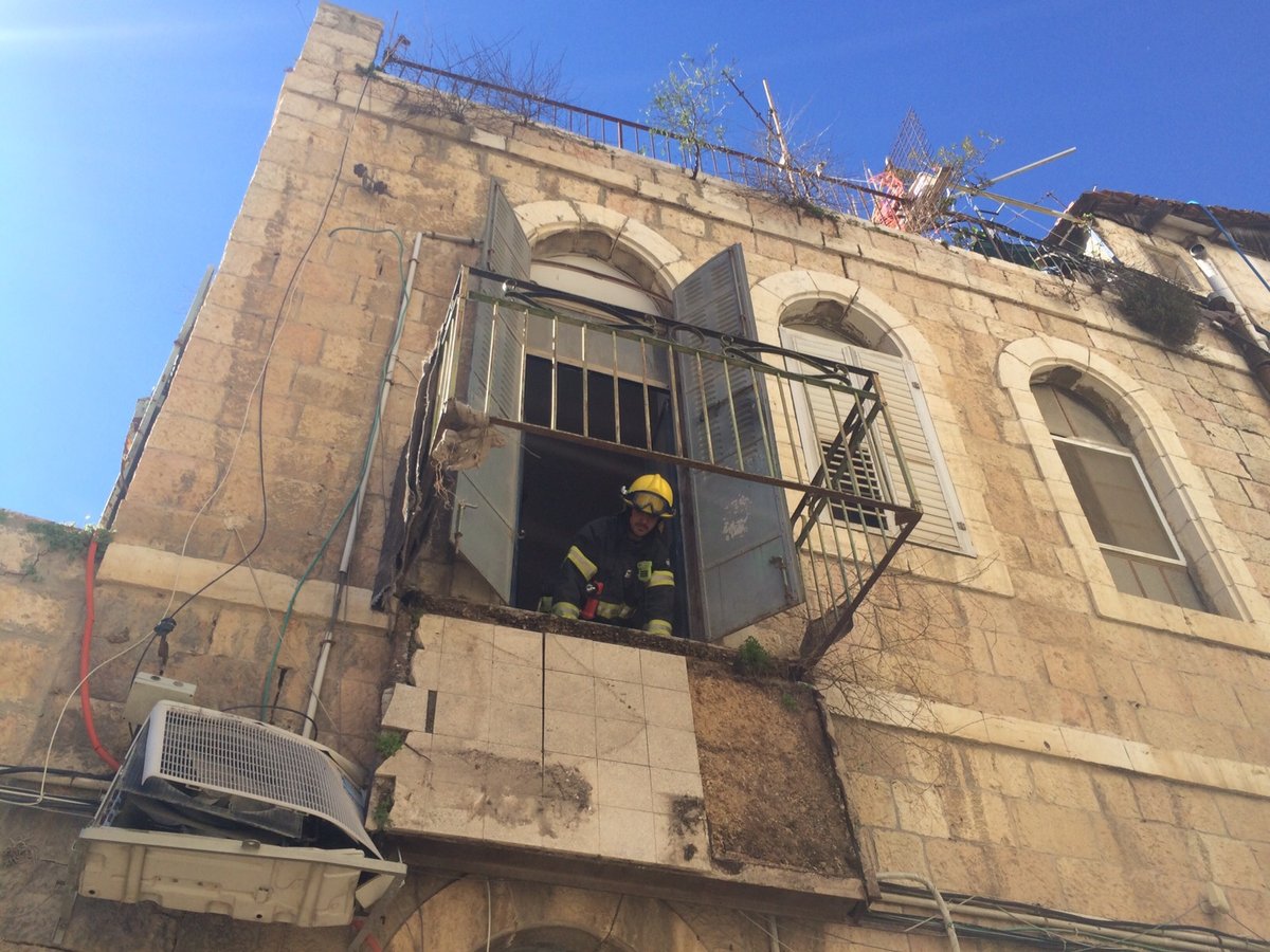 אב ובתו נפצעו בקריסת מרפסת בירושלים. תיעוד