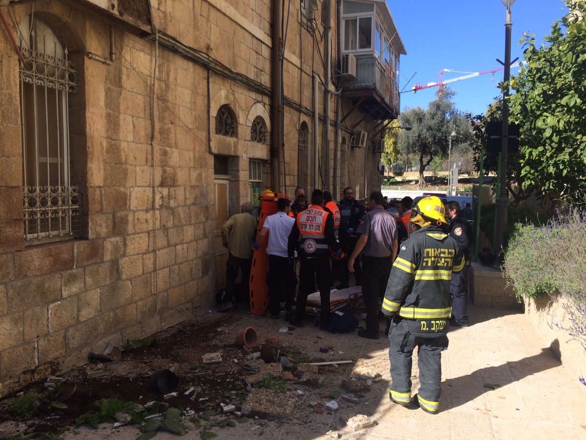 אב ובתו נפצעו בקריסת מרפסת בירושלים. תיעוד