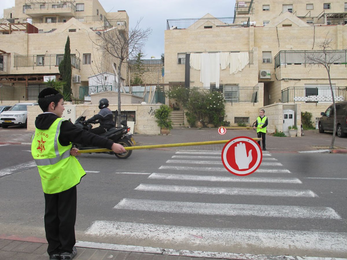 ילדים מעבירים ילדים את הכביש בביתר עילית