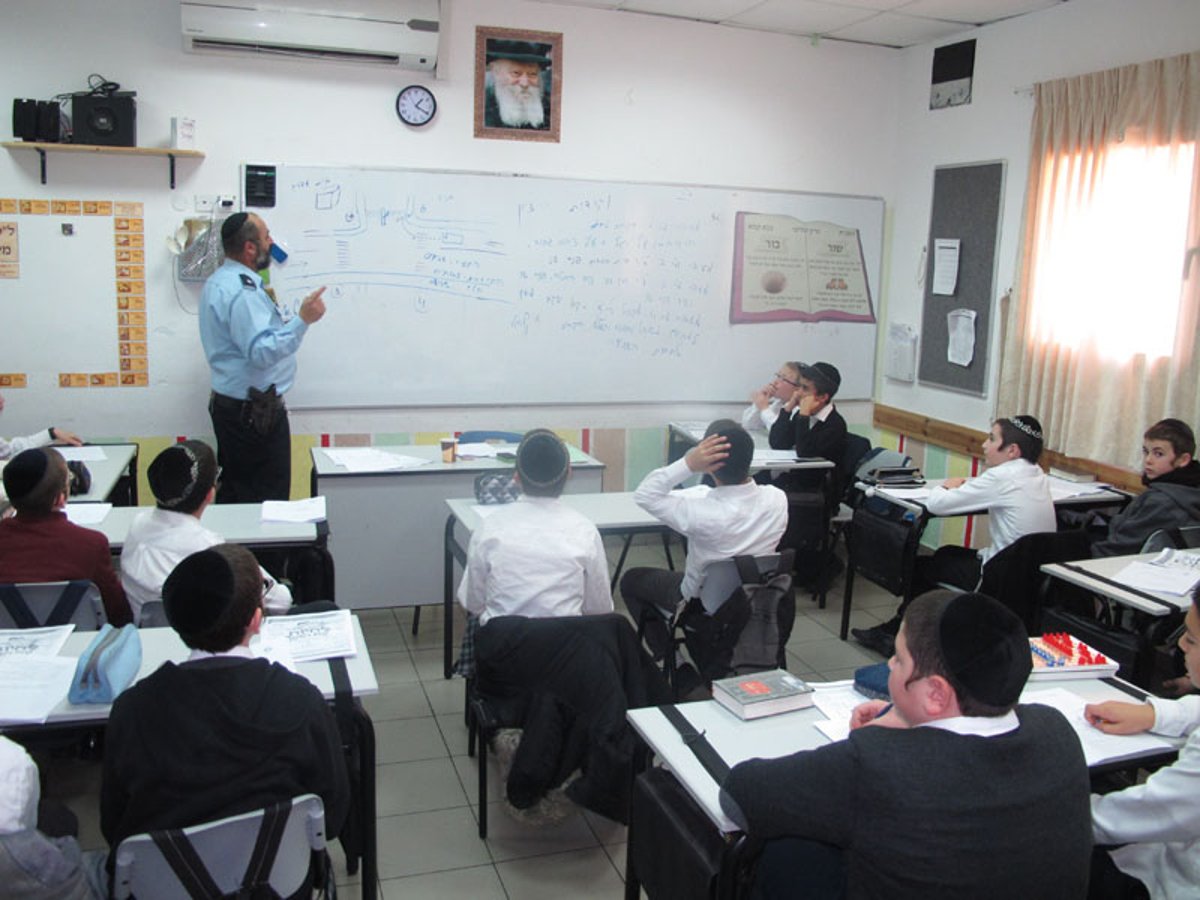 ילדים מעבירים ילדים את הכביש בביתר עילית