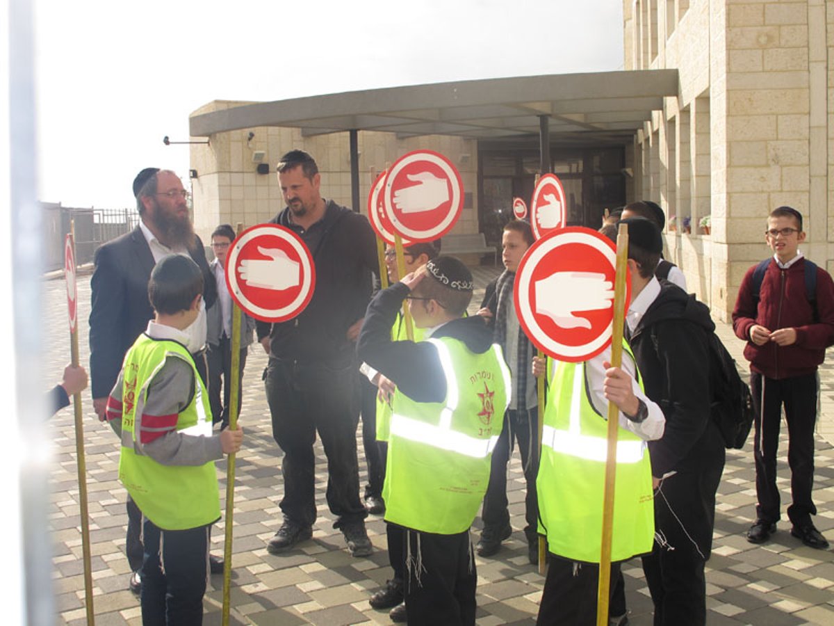 ילדים מעבירים ילדים את הכביש בביתר עילית