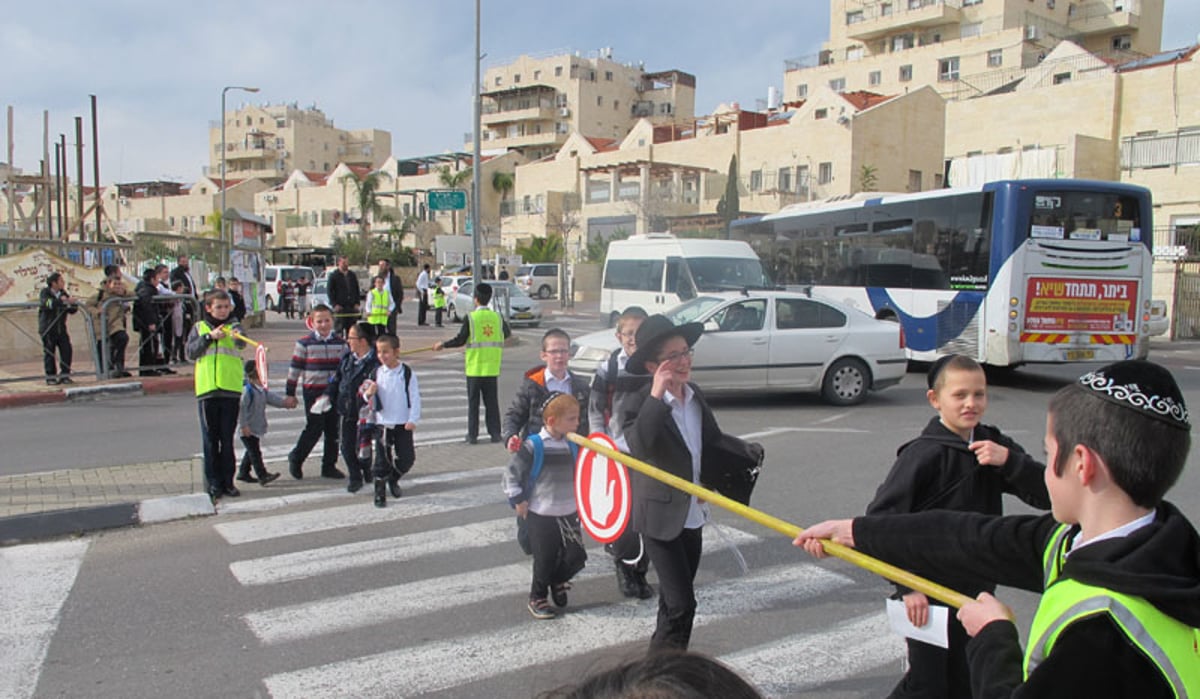 ילדים מעבירים ילדים את הכביש בביתר עילית