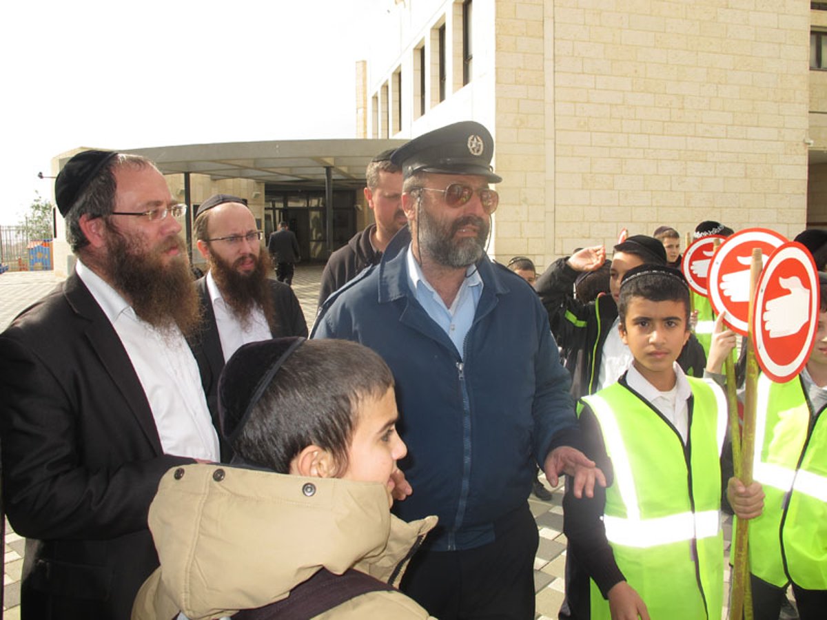 ילדים מעבירים ילדים את הכביש בביתר עילית