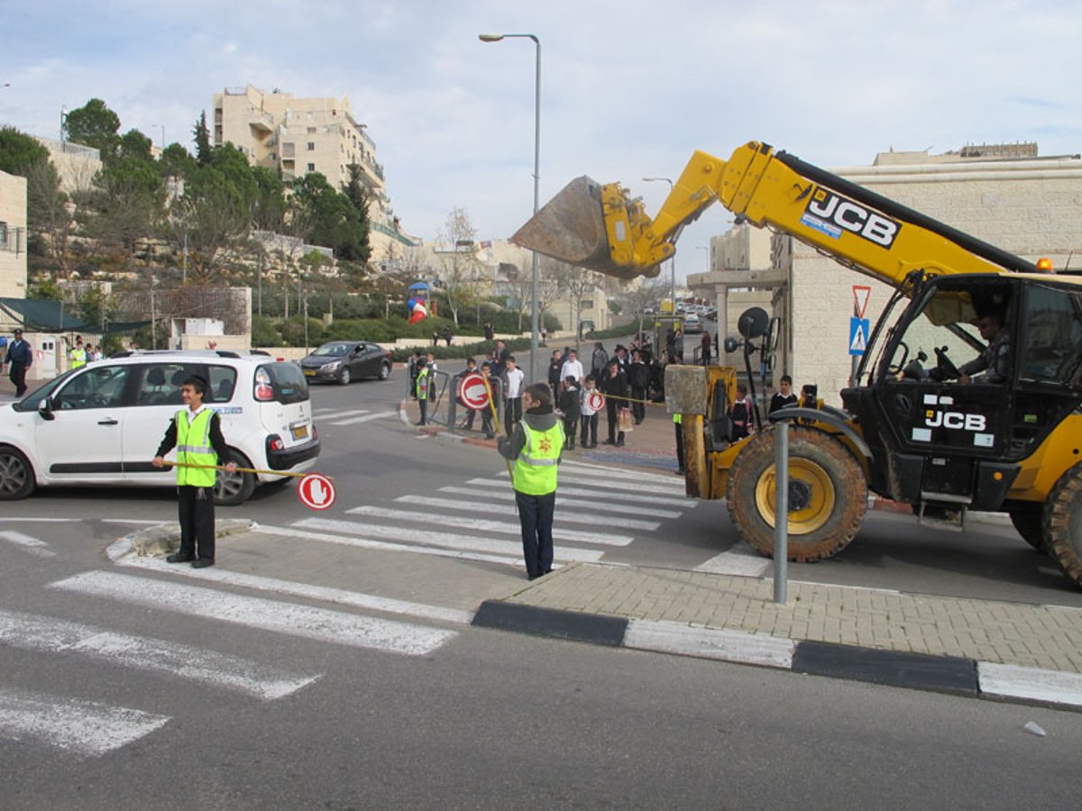 ילדים מעבירים ילדים את הכביש בביתר עילית