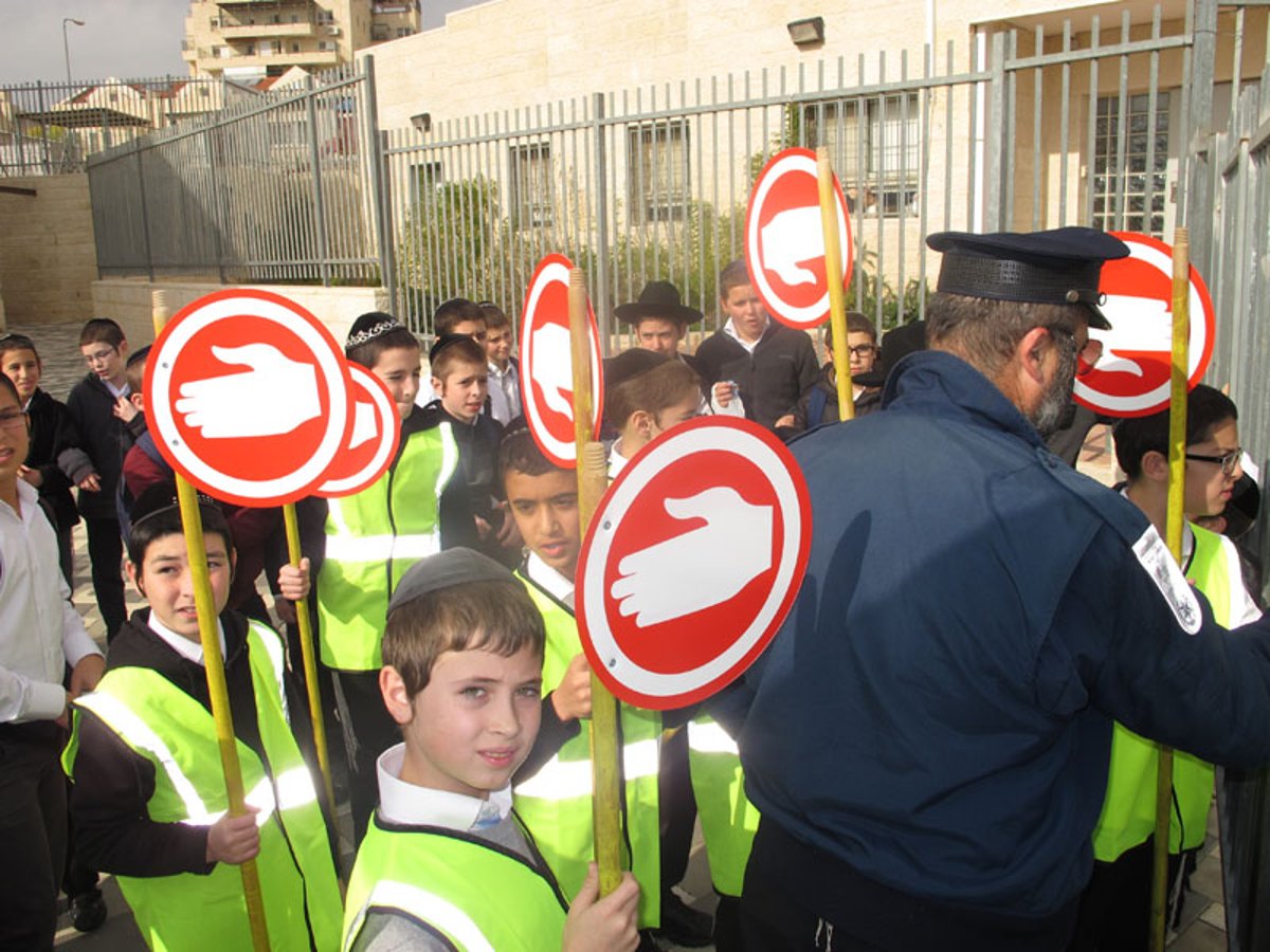 ילדים מעבירים ילדים את הכביש בביתר עילית