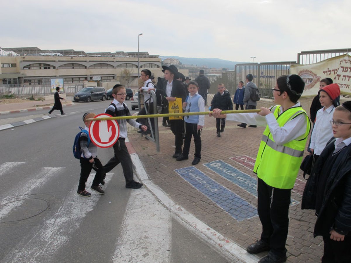 ילדים מעבירים ילדים את הכביש בביתר עילית