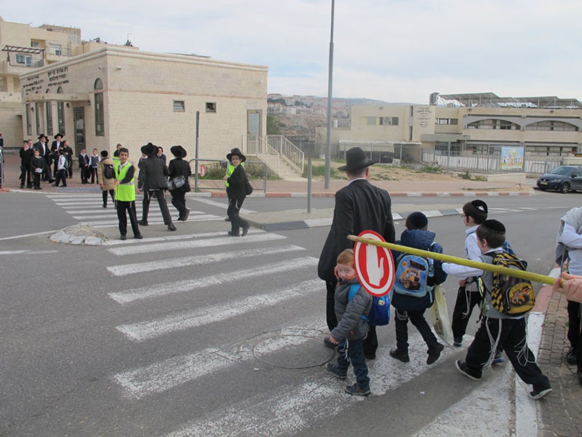 ילדים מעבירים ילדים את הכביש בביתר עילית