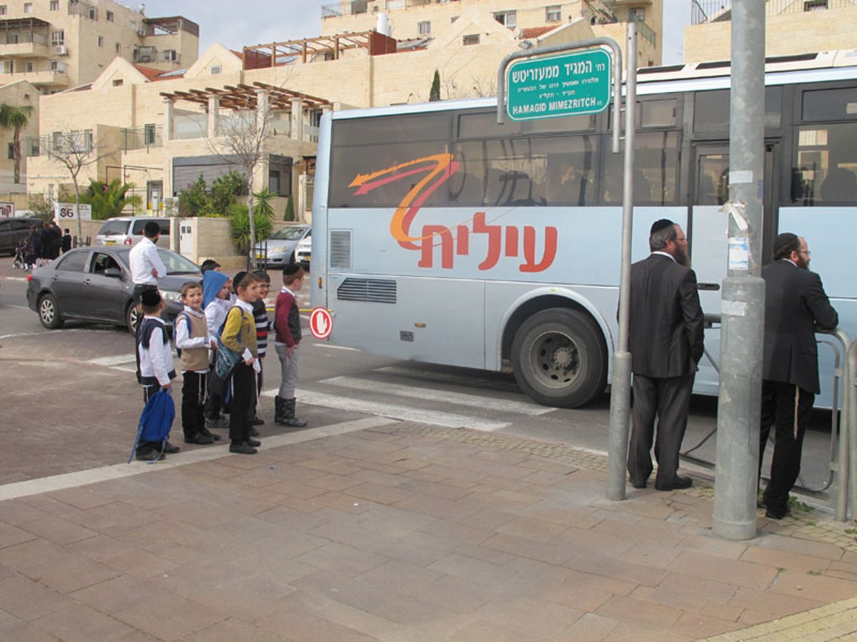 ילדים מעבירים ילדים את הכביש בביתר עילית