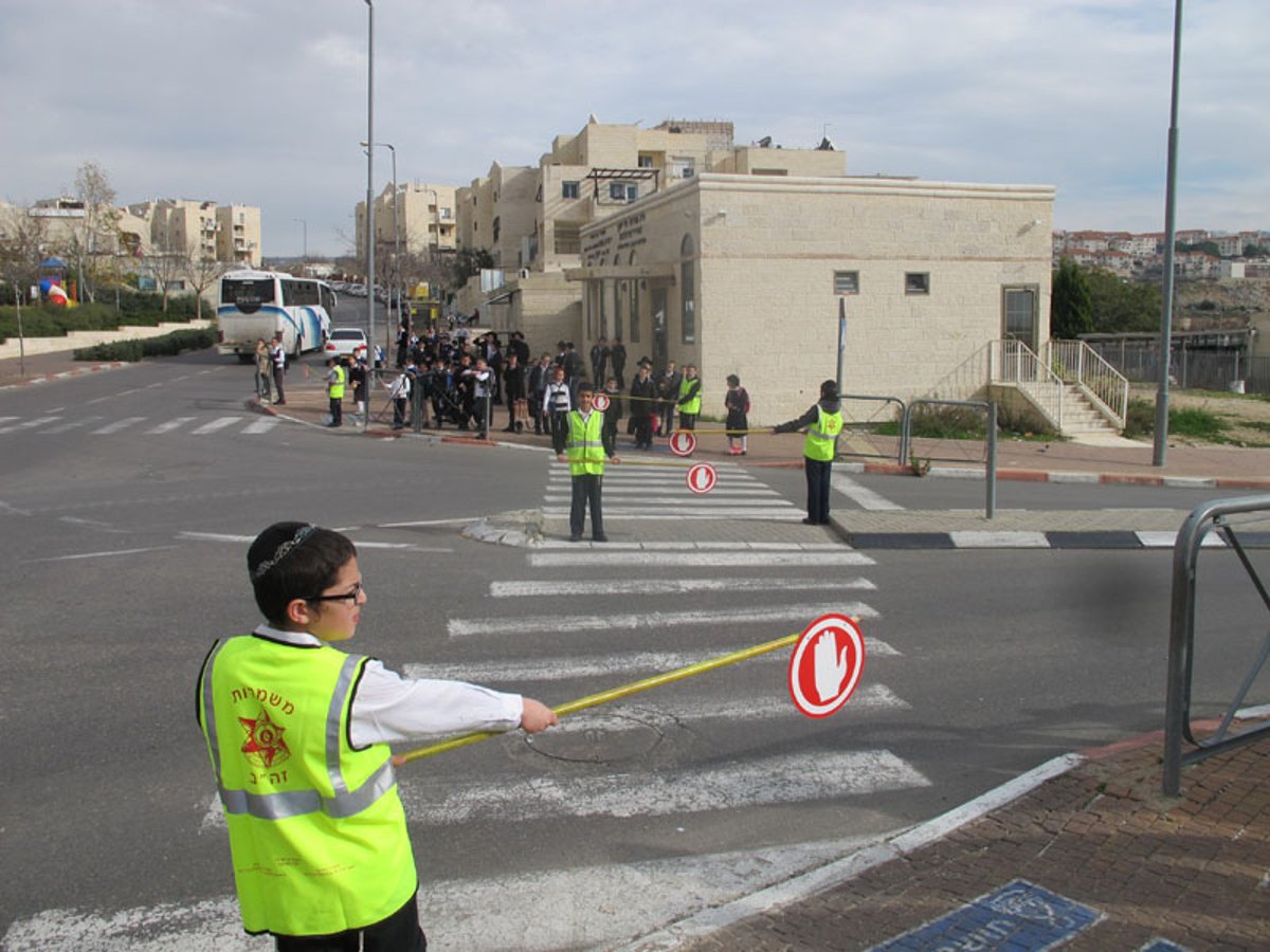 ילדים מעבירים ילדים את הכביש בביתר עילית