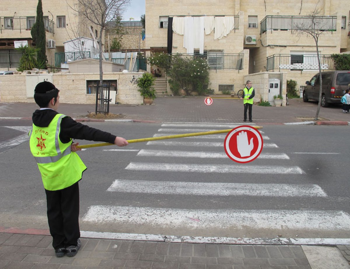 ילדים מעבירים ילדים את הכביש בביתר עילית