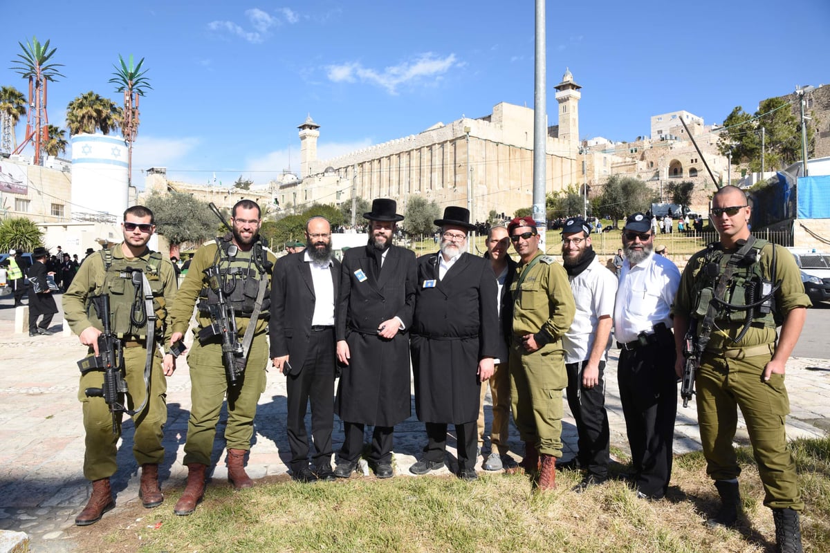 הרבי מסקווירא התפלל בקבר רחל ובמערת המכפלה. צפו