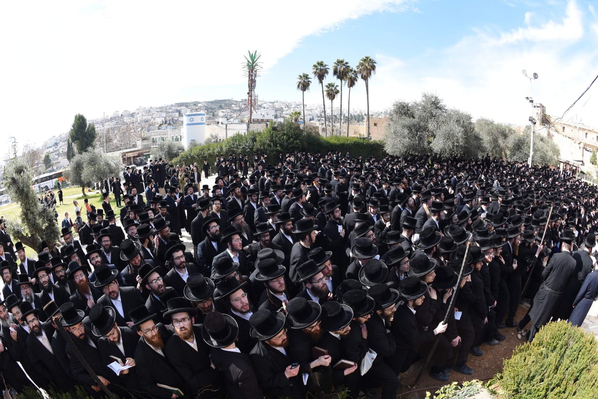 הרבי מסקווירא התפלל בקבר רחל ובמערת המכפלה. צפו