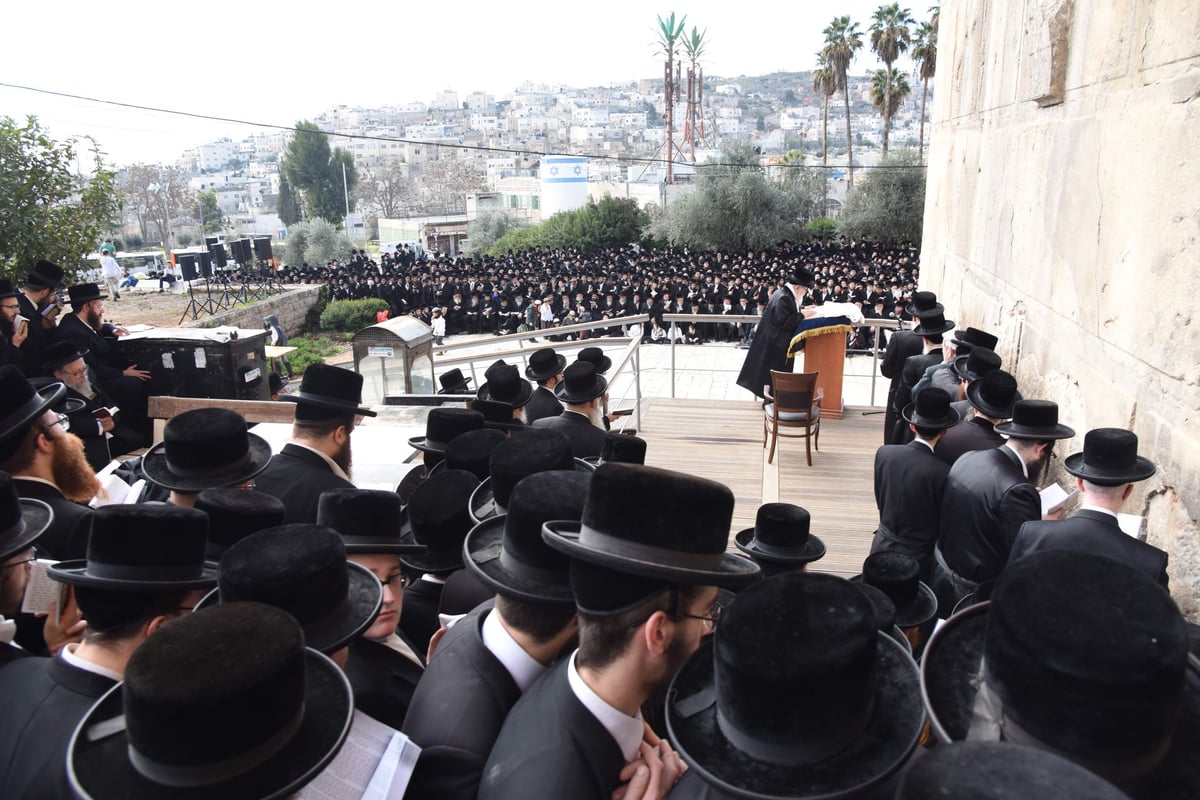 הרבי מסקווירא התפלל בקבר רחל ובמערת המכפלה. צפו