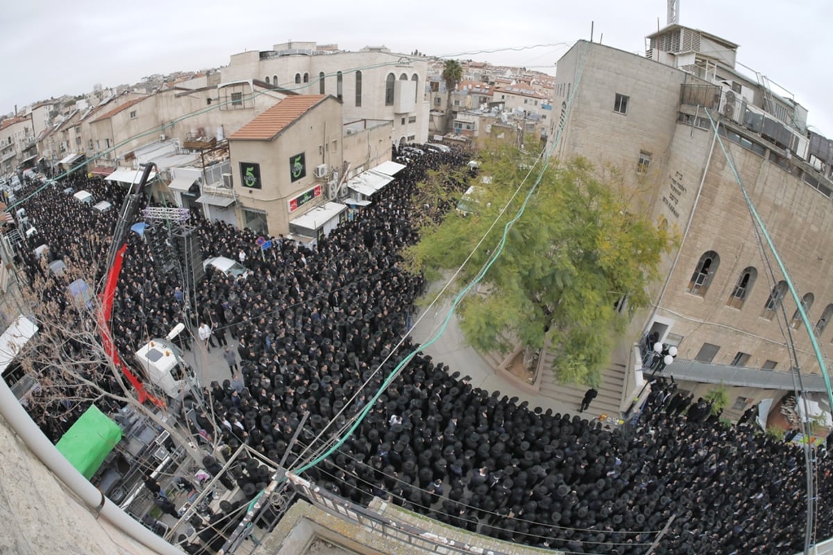 אלפים בהלוויית הגאון רבי רפאל שמואלביץ זצ"ל • שידור חוזר