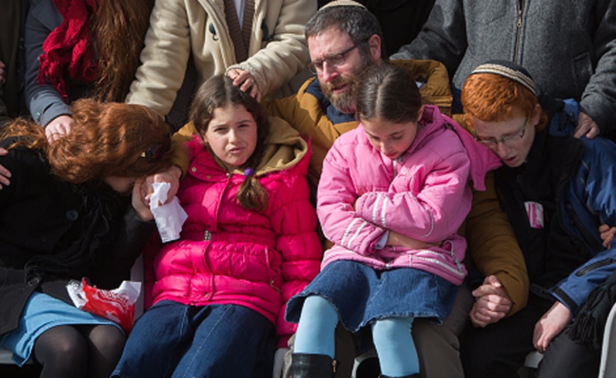 הבעל והילדים בהלוויה. משמאל: רננה